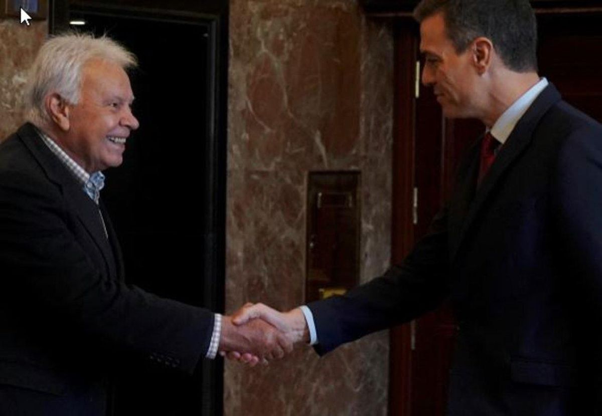 Felipe González saluda a Pedro Sánchez. Felipe González saluda a Pedro Sánchez.
