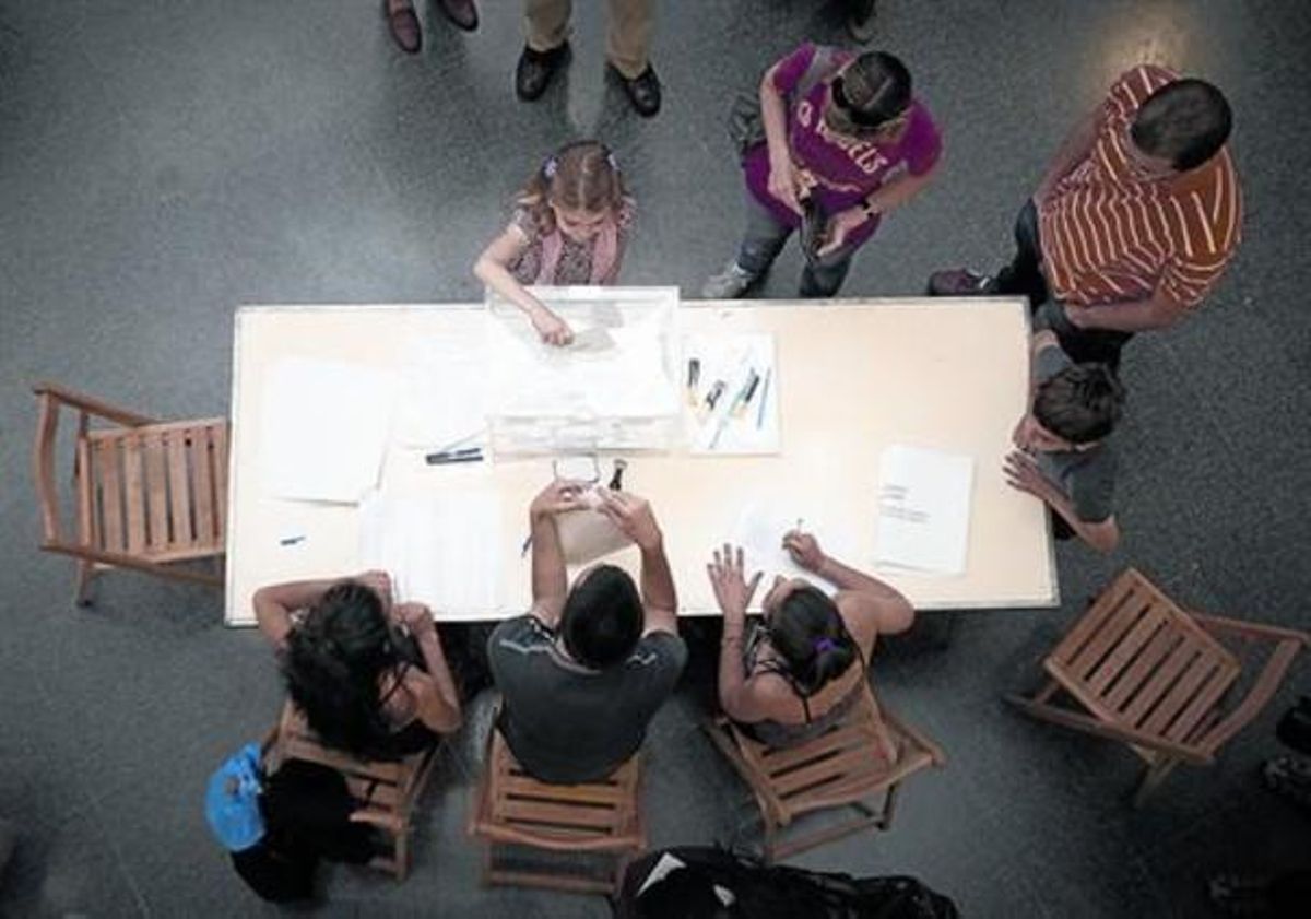Una niña ’vota’ en un colegio electoral de Barcelona, en las municipales del 22 de mayo del 2011. Una niña ’vota’ en un colegio electoral de Barcelona, en las municipales del 22 de mayo del 2011.