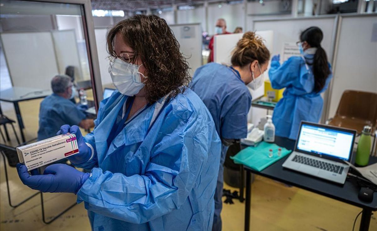 Una enfermera muestra una vacuna del coronavirus durante la jornada de vacunación celebrada en la Fira de Cornellà. Una enfermera muestra una vacuna del coronavirus durante la jornada de vacunación celebrada en la Fira de Cornellà.