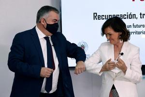 Santos Cerdán, secretario de Organización del PSOE, junto con la exvicepresidenta primera Carmen Calvo, en el curso de verano de El Escorial organizado por la Fundación Pablo Iglesias, que él preside, este 14 de julio. 