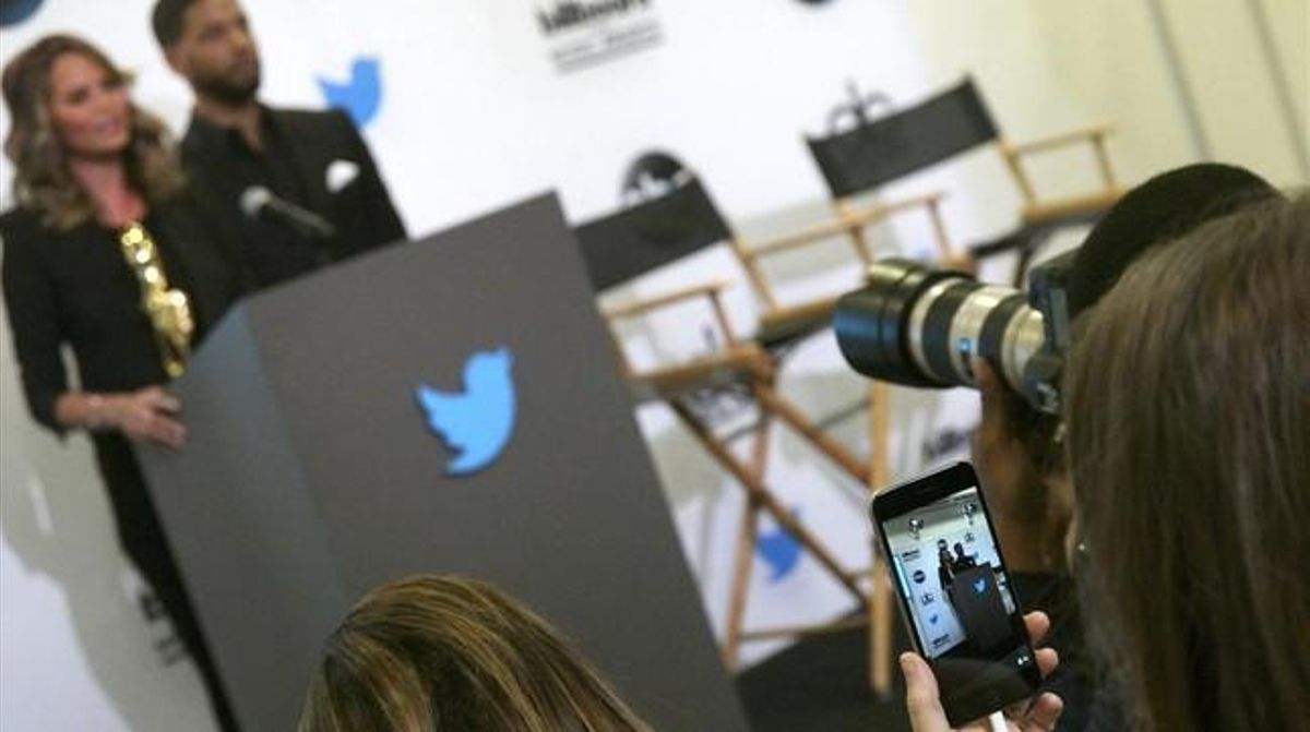 Una mujer usa Twitter Periscope en su móvil. Una mujer usa Twitter Periscope en su móvil.