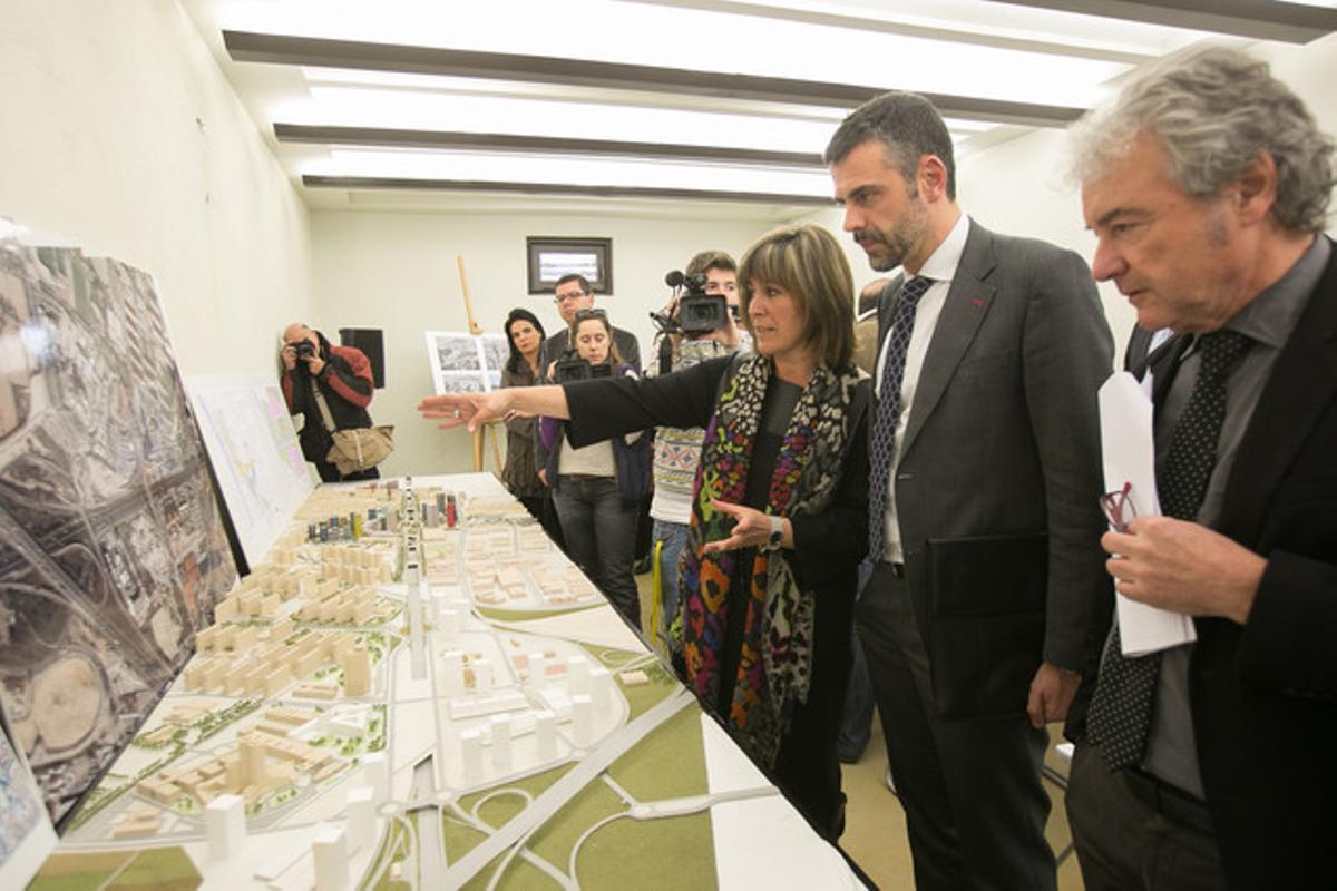 La alcaldesa de L’Hospitalet, Núria Marín, y el entonces ’conseller’ de Territori i Sostenibilitat, Santi Vila, ante la maqueta cuando se presentó el plan, en el 2015.