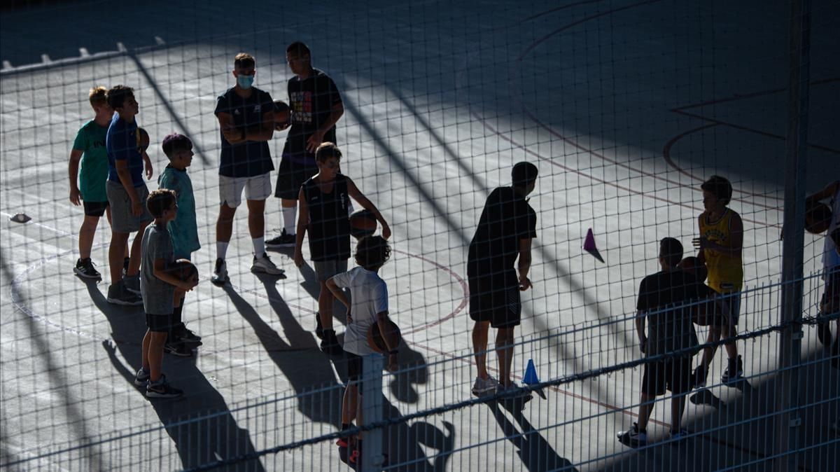 Fútbol extraescolar, en las pistas de fútbol situadas debajo del puente de Marina, en Barcelona Fútbol extraescolar, en las pistas de fútbol situadas debajo del puente de Marina, en Barcelona