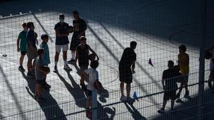 Baloncesto extraescolar en las pistas situadas debajo del puente de Marina, en Barcelona