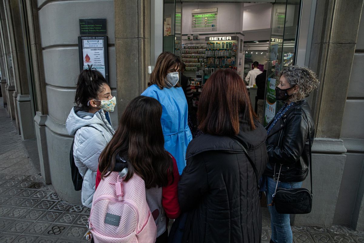 La farmacéutica Lourdes Egea atiende a pie de calle a dos madres y a sus hijas. La farmacéutica Lourdes Egea atiende a pie de calle a dos madres y a sus hijas.
