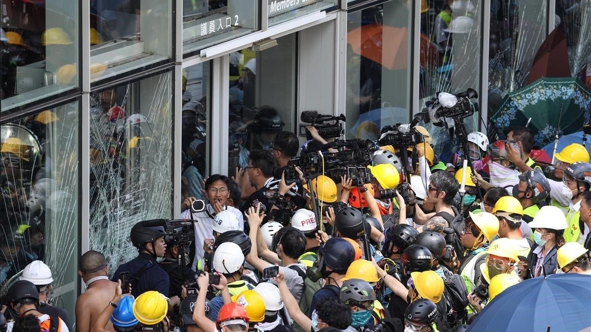 Varios activistas se congregan ante el Consejo Legislativo en Hong Kong. Varios activistas se congregan ante el Consejo Legislativo en Hong Kong.