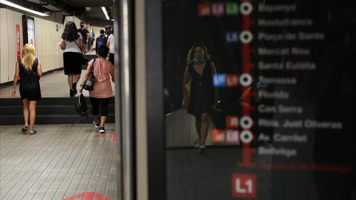 La línea 1 del metro de Barcelona, una mañana de julio. La línea 1 del metro de Barcelona, una mañana de julio.