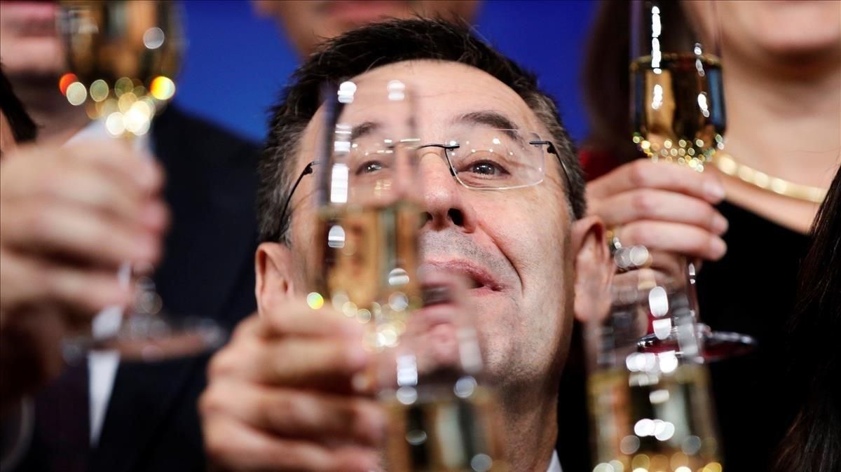 Bartomeu brinda con los medios de comunicación tras la tradicional comida navideña. Bartomeu brinda con los medios de comunicación tras la tradicional comida navideña.