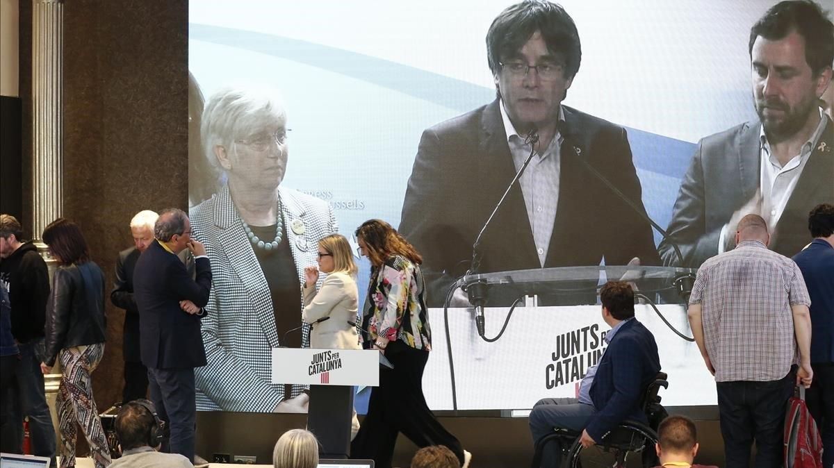 Carles Puigdemont y Toni Comín intervienen ante los militantes de JxCat en Barcelona Carles Puigdemont y Toni Comín intervienen ante los militantes de JxCat en Barcelona