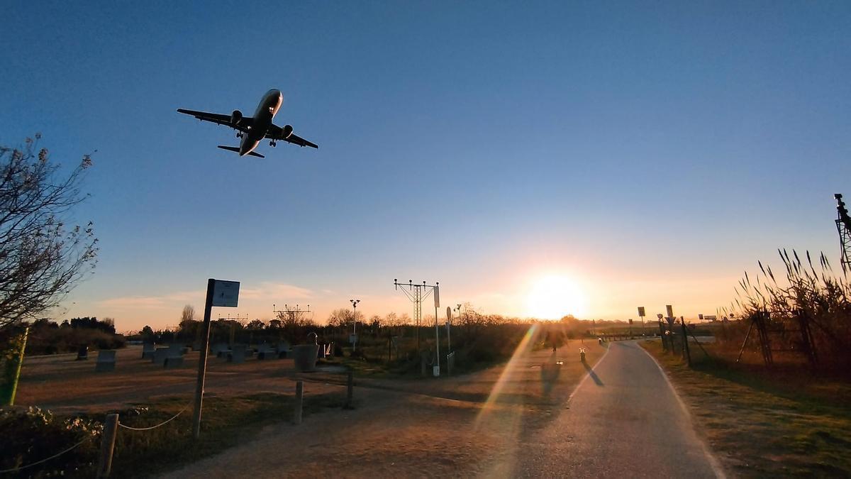 Un avión despega desde el aeropuerto de El Prat.