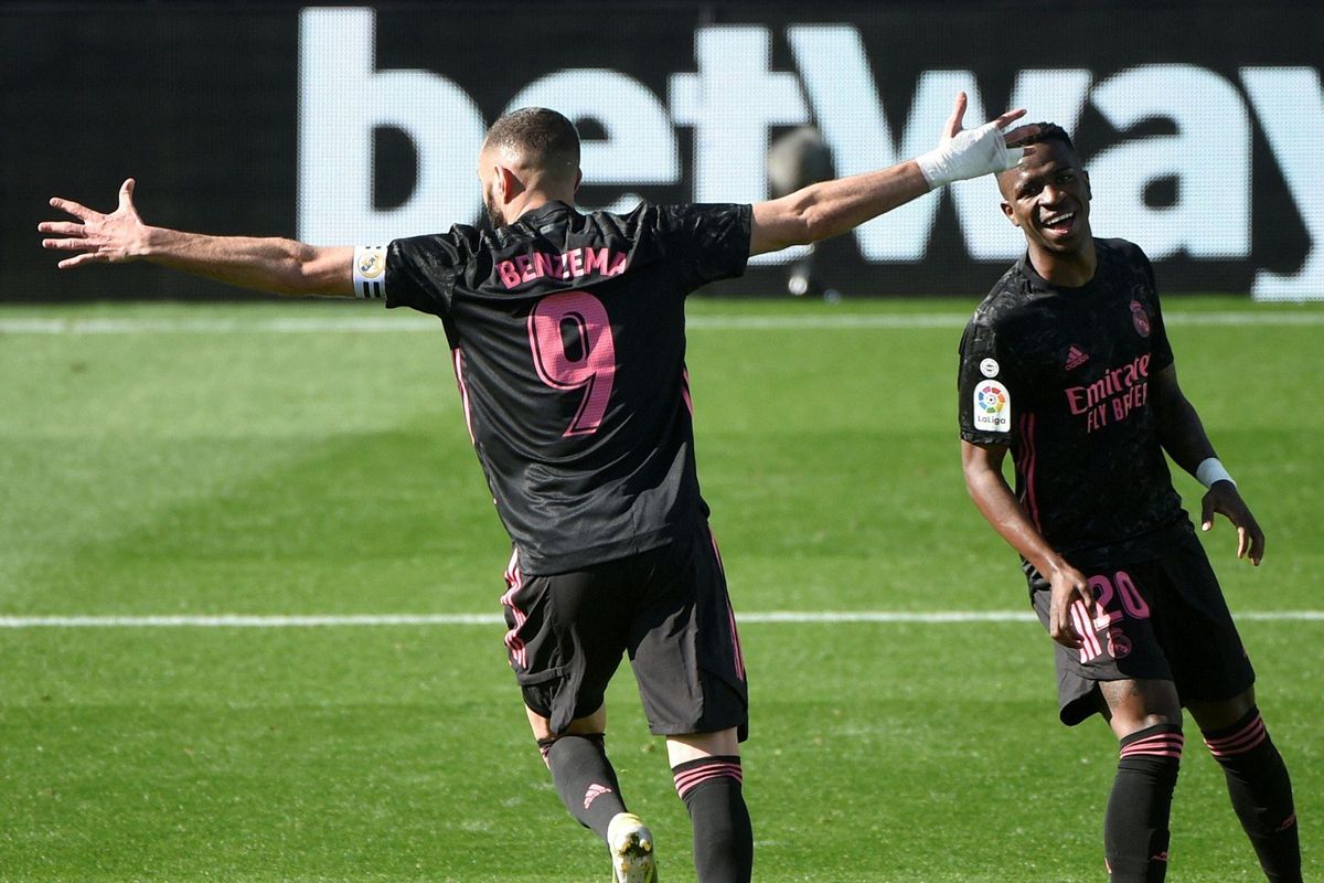 El madridista Benzema (i) celebra uno de sus goles ante el Celta. El madridista Benzema (i) celebra uno de sus goles ante el Celta.