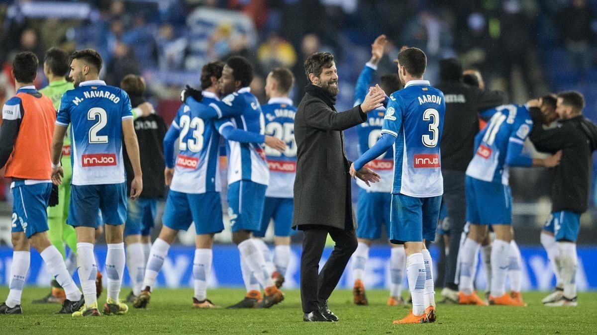 Quique Sánchez Flores felicita a sus jugadores tras la épica victoria ante el Madrid. Quique Sánchez Flores felicita a sus jugadores tras la épica victoria ante el Madrid.