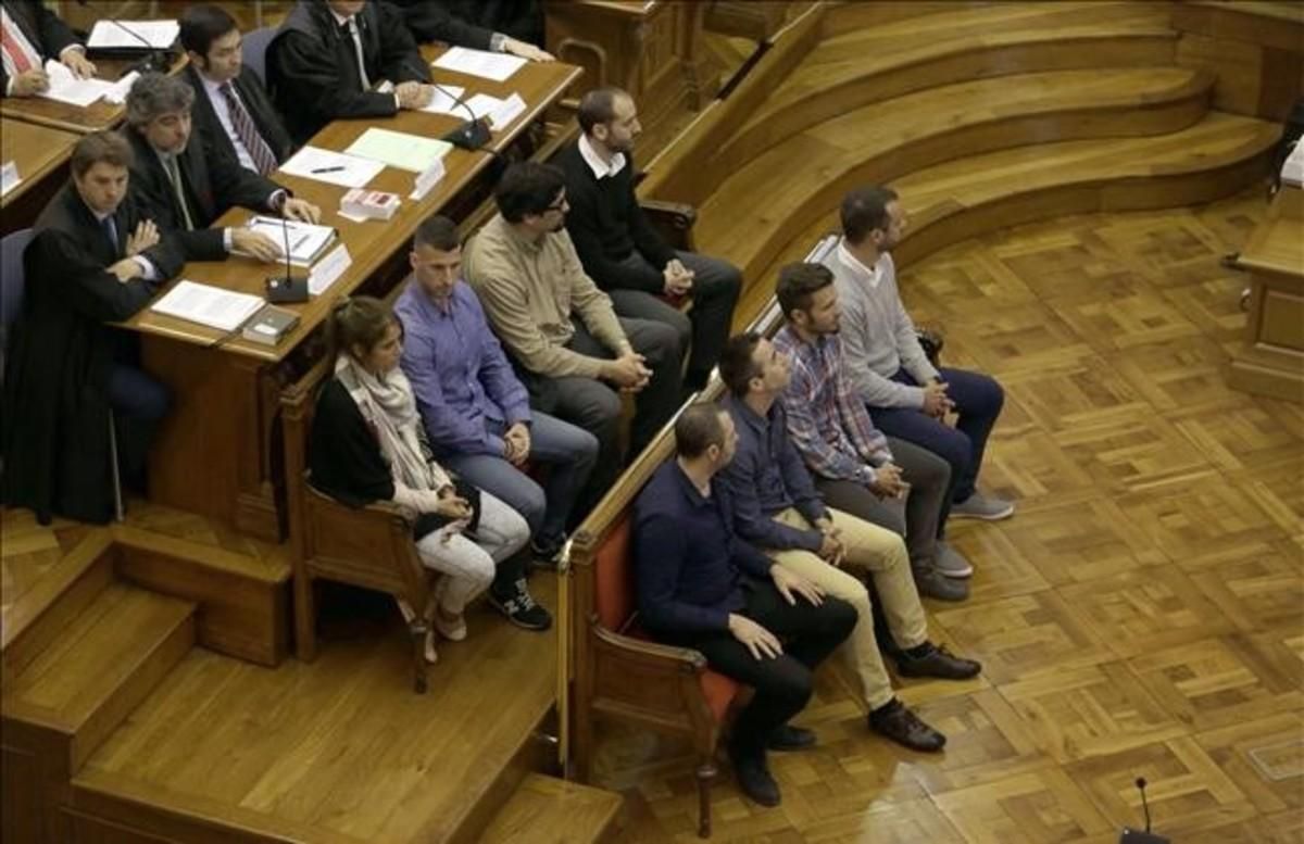Los agentes acusados de la muerte de Benítez, este lunes, durante el juicio. Los agentes acusados de la muerte de Benítez, este lunes, durante el juicio.