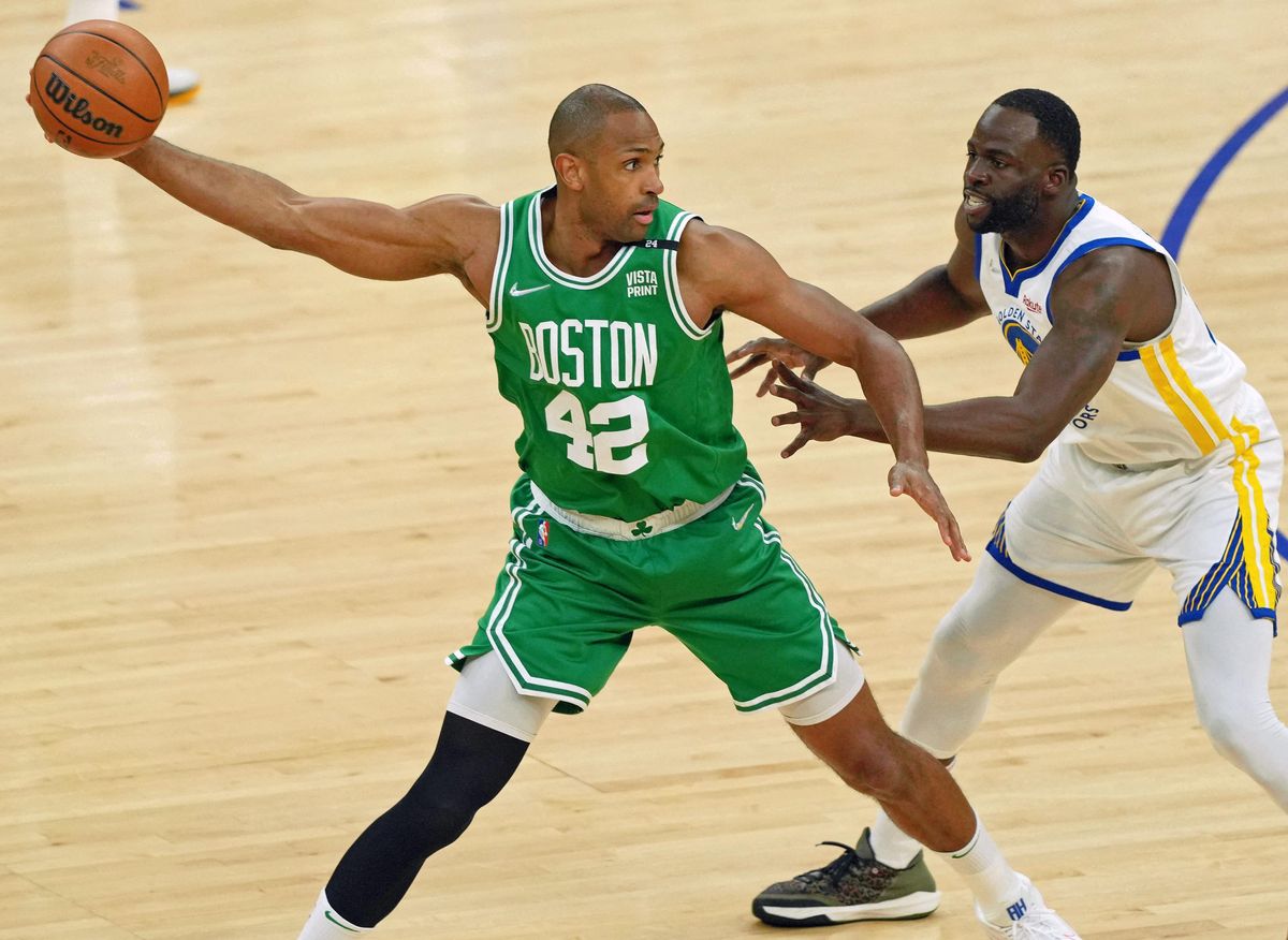 Al Horford controla el balón en el estreno de la final en presencia de Draymond Green Al Horford controla el balón en el estreno de la final en presencia de Draymond Green