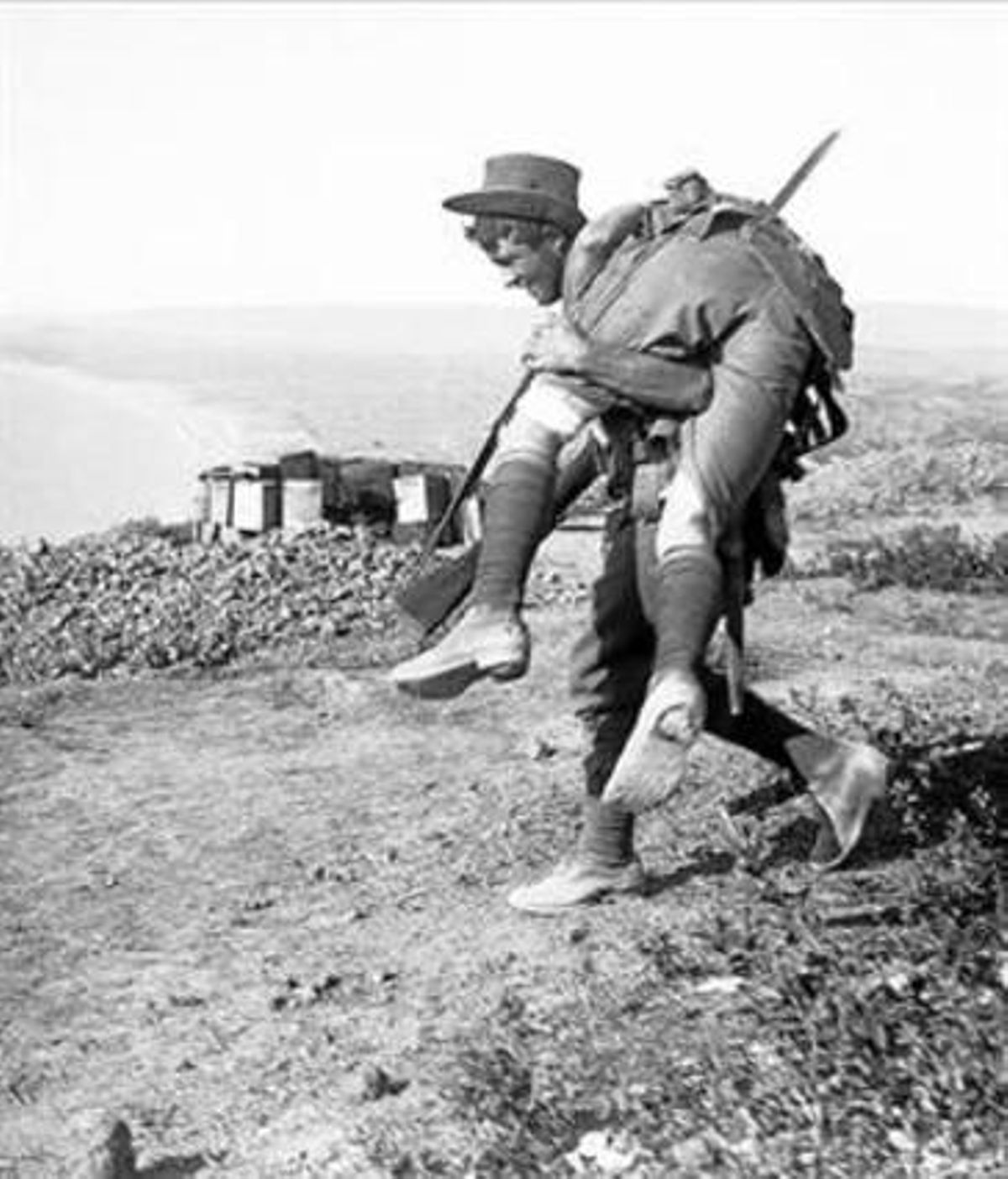 Un soldado australiano con un herido, en la batalla de Anzac Cove, en Gallípoli. Un soldado australiano con un herido, en la batalla de Anzac Cove, en Gallípoli.