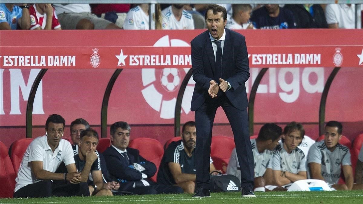 Lopetegui dando instrucciones desde la banda en Montilivi. Lopetegui dando instrucciones desde la banda en Montilivi.