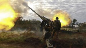 Soldados ucranianos disparan obuses desde el frente en Kupyansk, en el área de Járkov, en Ucrania.