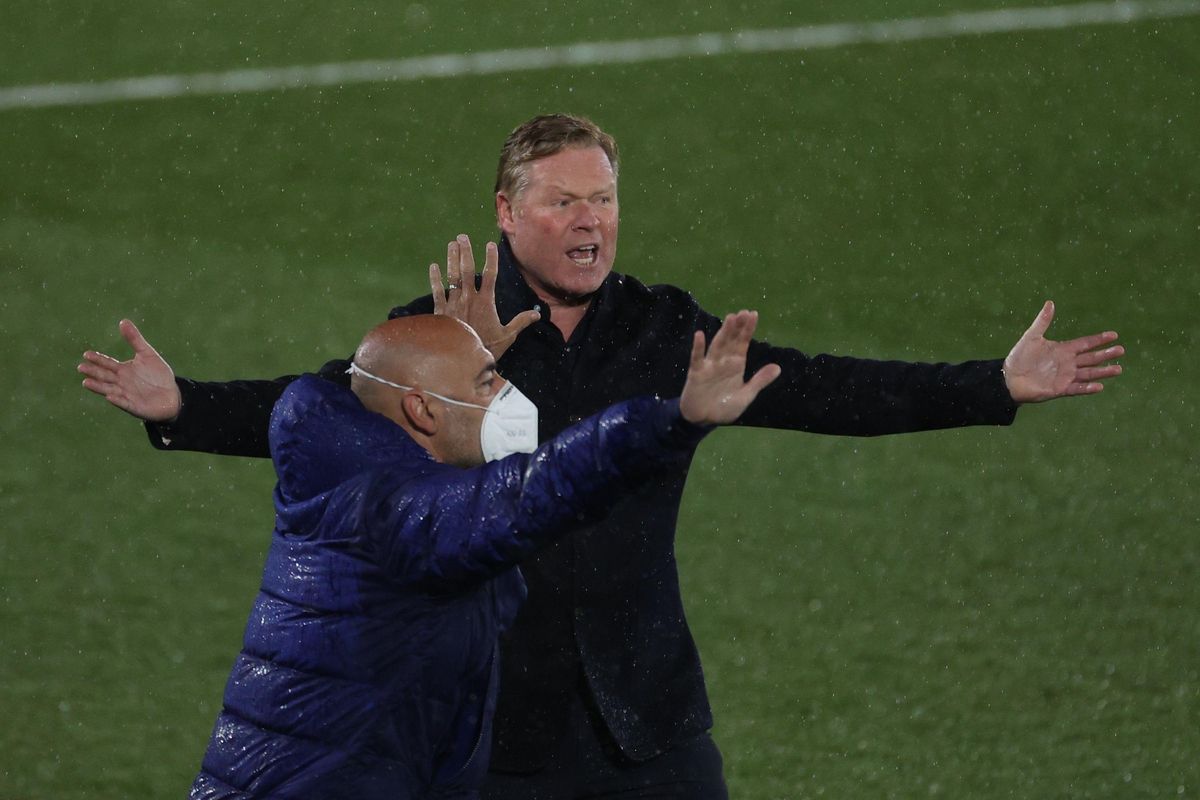 Koeman y De la Fuente, entrenador de porteros del Barça, protestan la jugada sobre Braithwaite. Koeman y De la Fuente, entrenador de porteros del Barça, protestan la jugada sobre Braithwaite.