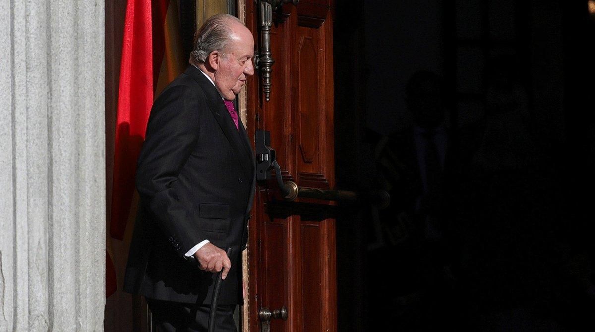 El rey, emérito Juan Carlos I, en el exterior del Congreso de los Diputados, el 6 de diciembre del 2018, día del 40º aniversario de la Constitución. El rey, emérito Juan Carlos I, en el exterior del Congreso de los Diputados, el 6 de diciembre del 2018, día del 40º aniversario de la Constitución.