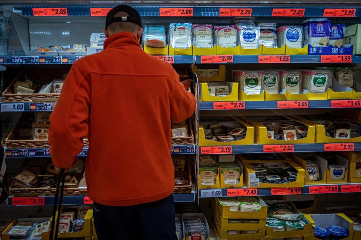 Indicadores de nuevos precios tras la rebaja del IVA en un supermercado de Barcelona el pasado 2 de enero.