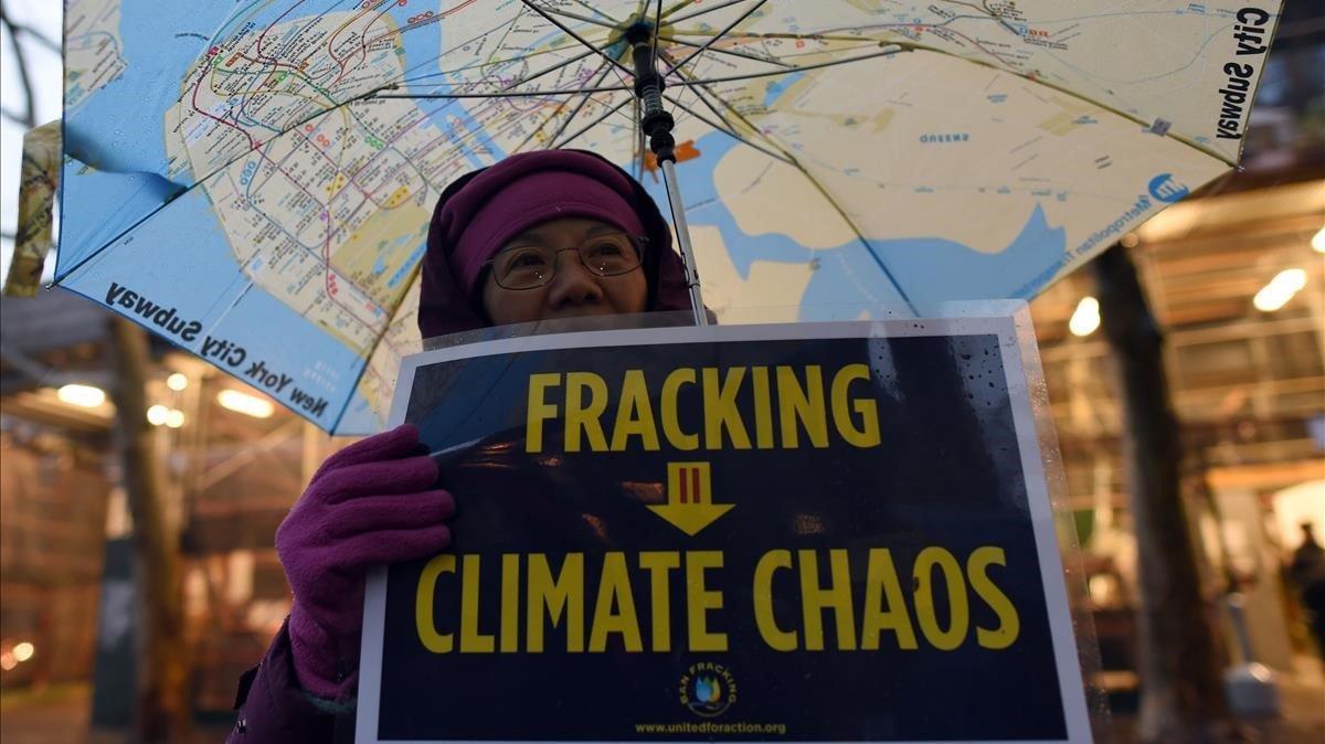 Una mujer ’anti-fracking’ protesta cerca de la sede de la ONU en Nueva York en una foto de archivo del 2014.