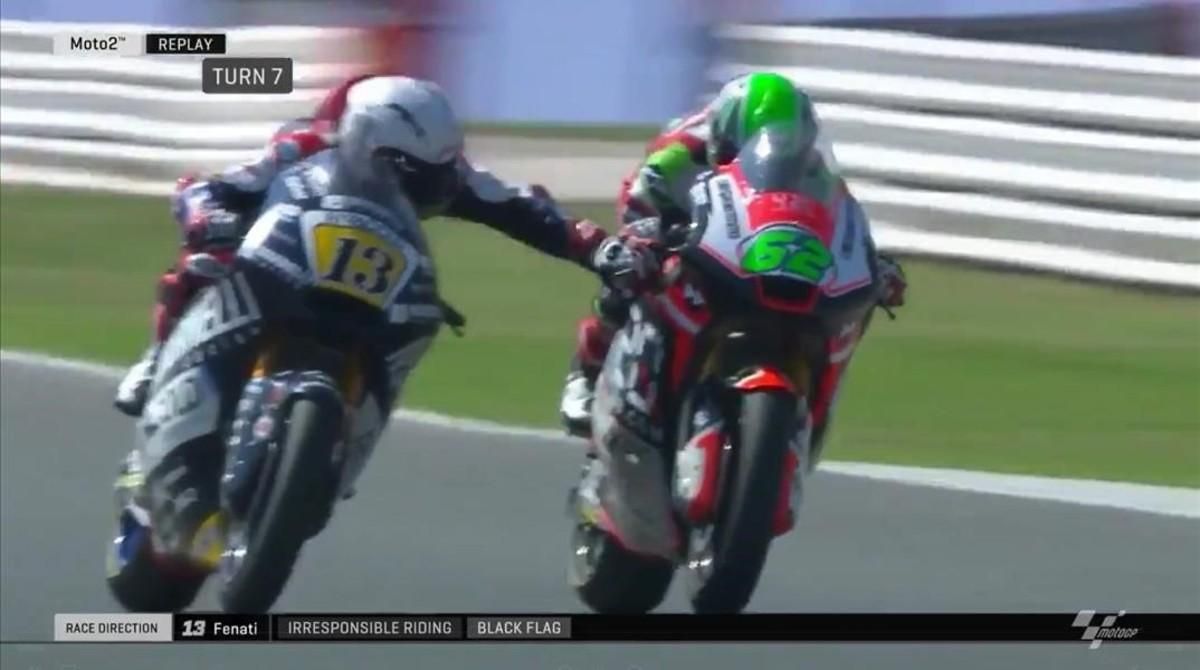 Romano Fenati acciona la maneta del freno delantero de su compatriota Stefano Manzi. Romano Fenati acciona la maneta del freno delantero de su compatriota Stefano Manzi.