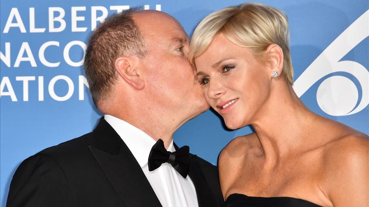 Monaco s Prince Albert (L) embraces Princess Charlene during the Monte-Carlo Gala for the Global Ocean in Monaco on September 28 2017 AFP PHOTO YANN COATSALIOU Monaco s Prince Albert (L) embraces Princess Charlene during the Monte-Carlo Gala for the Global Ocean in Monaco on September 28 2017 AFP PHOTO YANN COATSALIOU