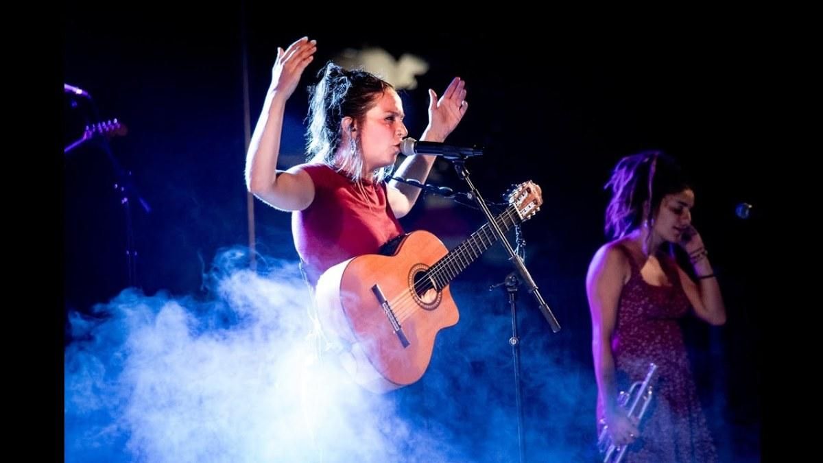 Mabel Flores, con su guitarra, en uno de sus conciertos. Mabel Flores, con su guitarra, en uno de sus conciertos.