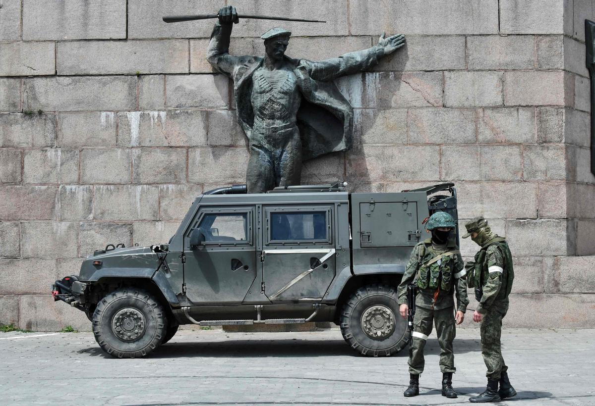 Soldados rusos patrullan en la ciudad de Jersón.