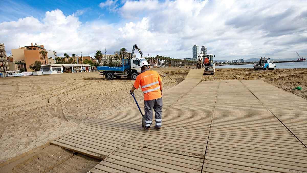 Desmontaje de equipamientos y mobiliario urbano en la playa de la Barceloneta, para afrontar el invierno y los temporales marítimos.