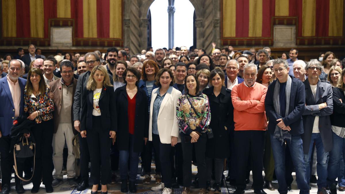 De izquierda a derecha, Joan Subirats, Yolanda Díaz, Imma Monsó y Ada Colau posan con escritores y editores con motivo de la celebración de Sant Jordi en el Saló de Cent del Ayuntamiento de Barcelona.