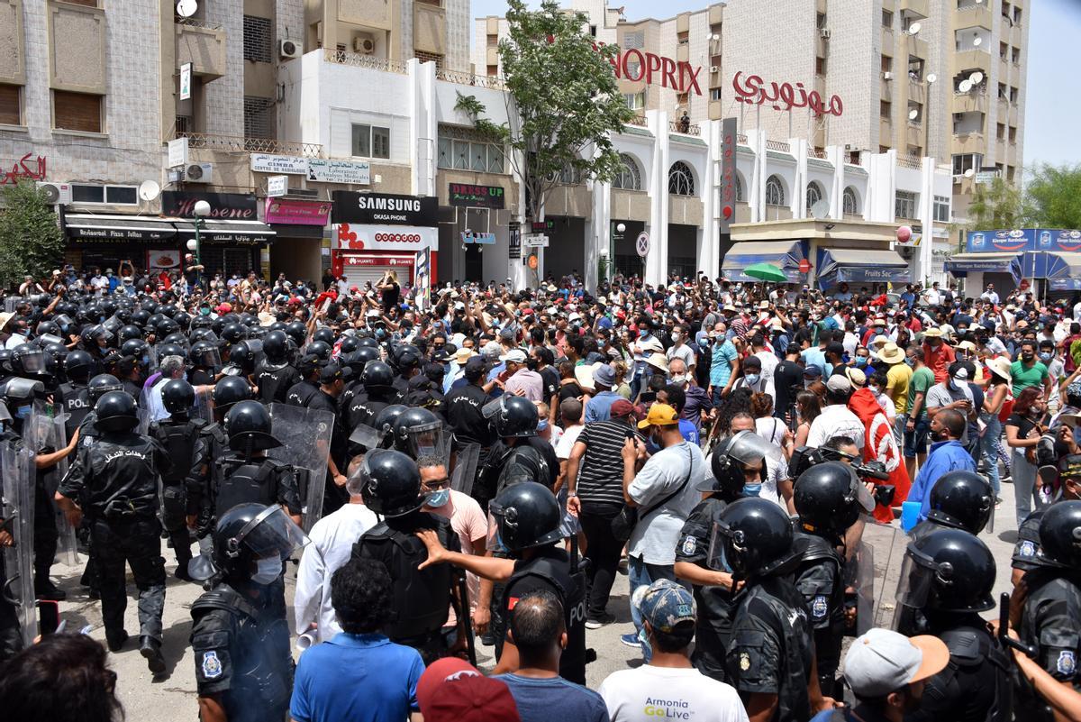 Protestas en Túnez después del anuncio del presidente de que asumía el control del país. Protestas en Túnez después del anuncio del presidente de que asumía el control del país.