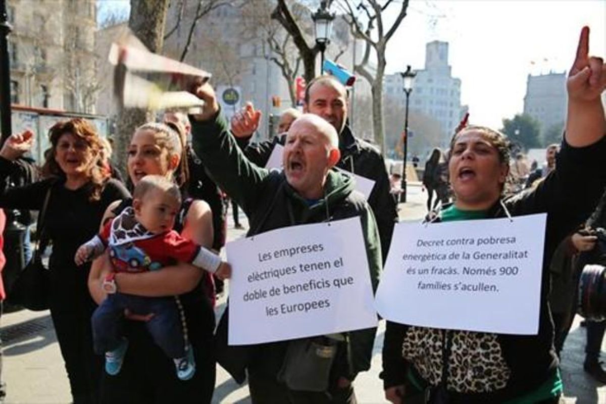Participantes en una protesta contra la pobreza energética, en Barcelona. Participantes en una protesta contra la pobreza energética, en Barcelona.
