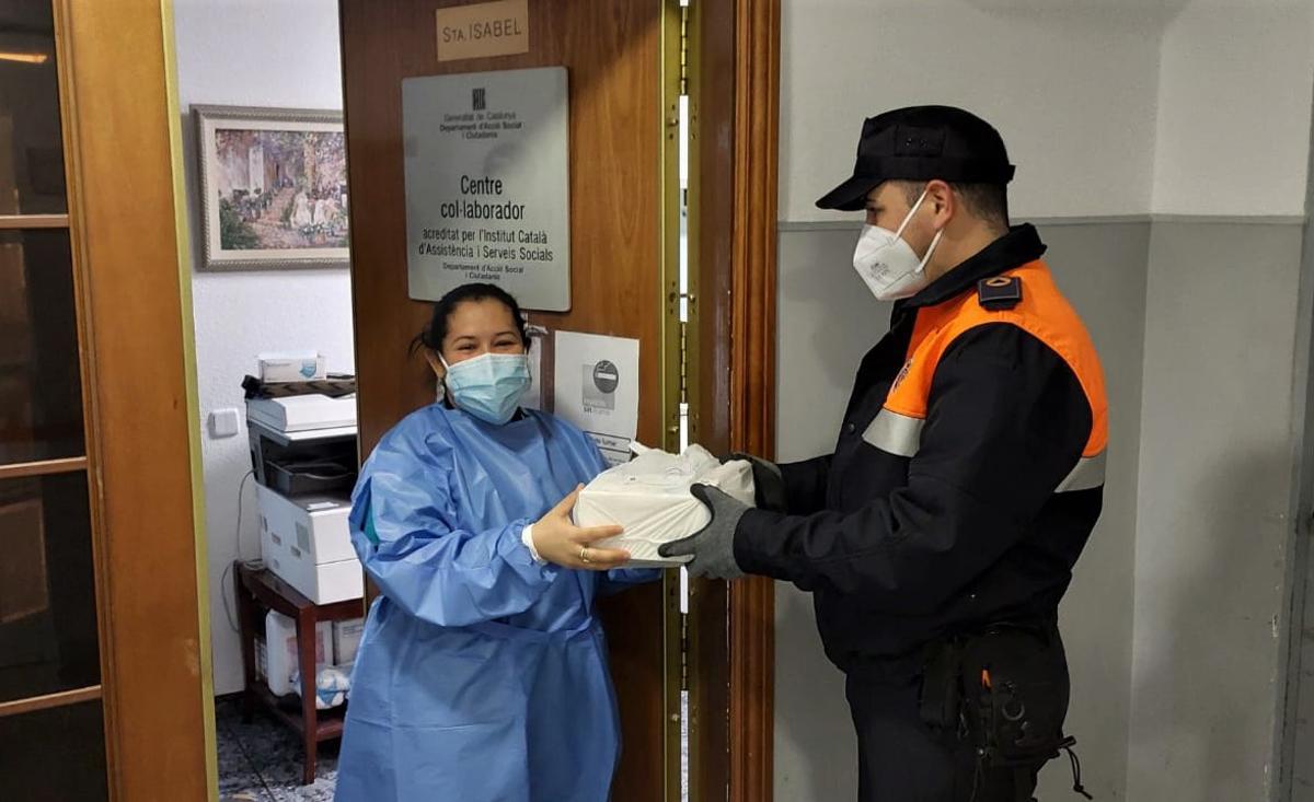 Protecció Civil de l’Hospitalet reparteix 65.000 mascaretes per prevenir contagis de covid