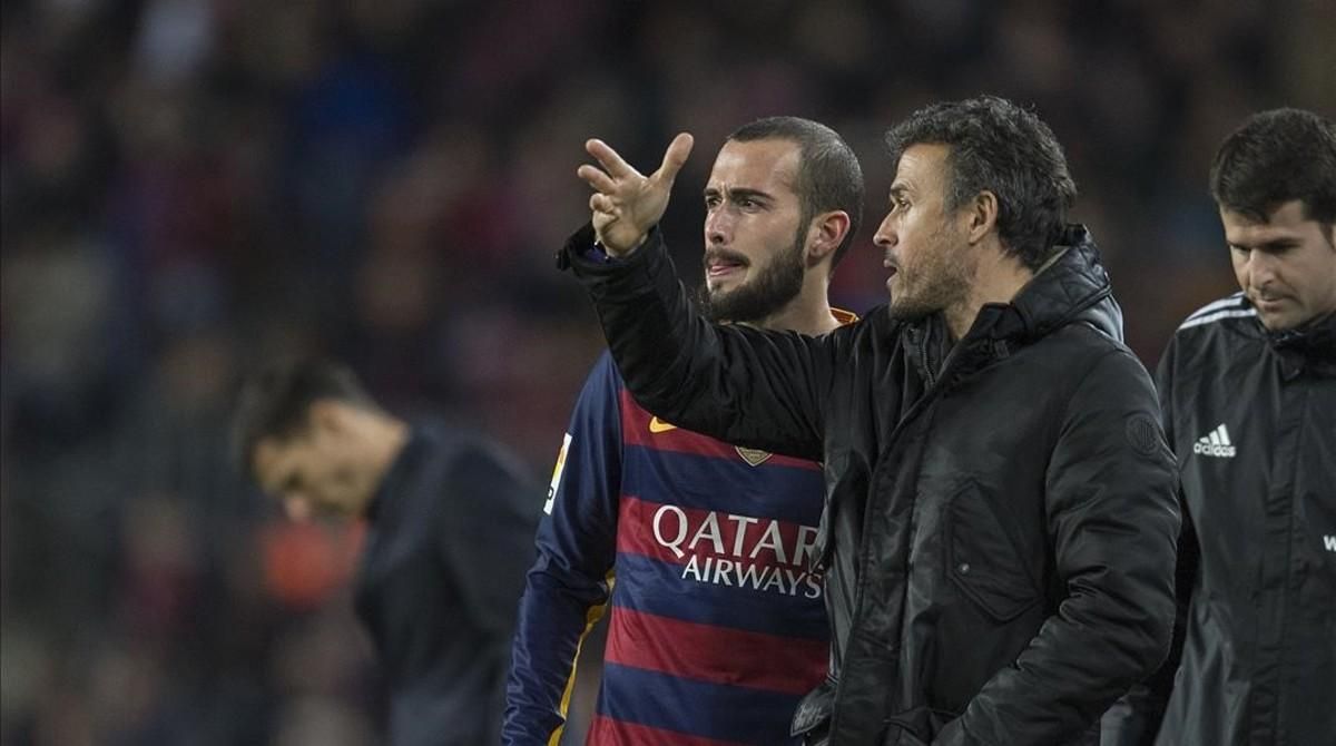 Luis Enrique da instrucciones a Aleix Vidal en el derbi copero con el Espanyol. Luis Enrique da instrucciones a Aleix Vidal en el derbi copero con el Espanyol.