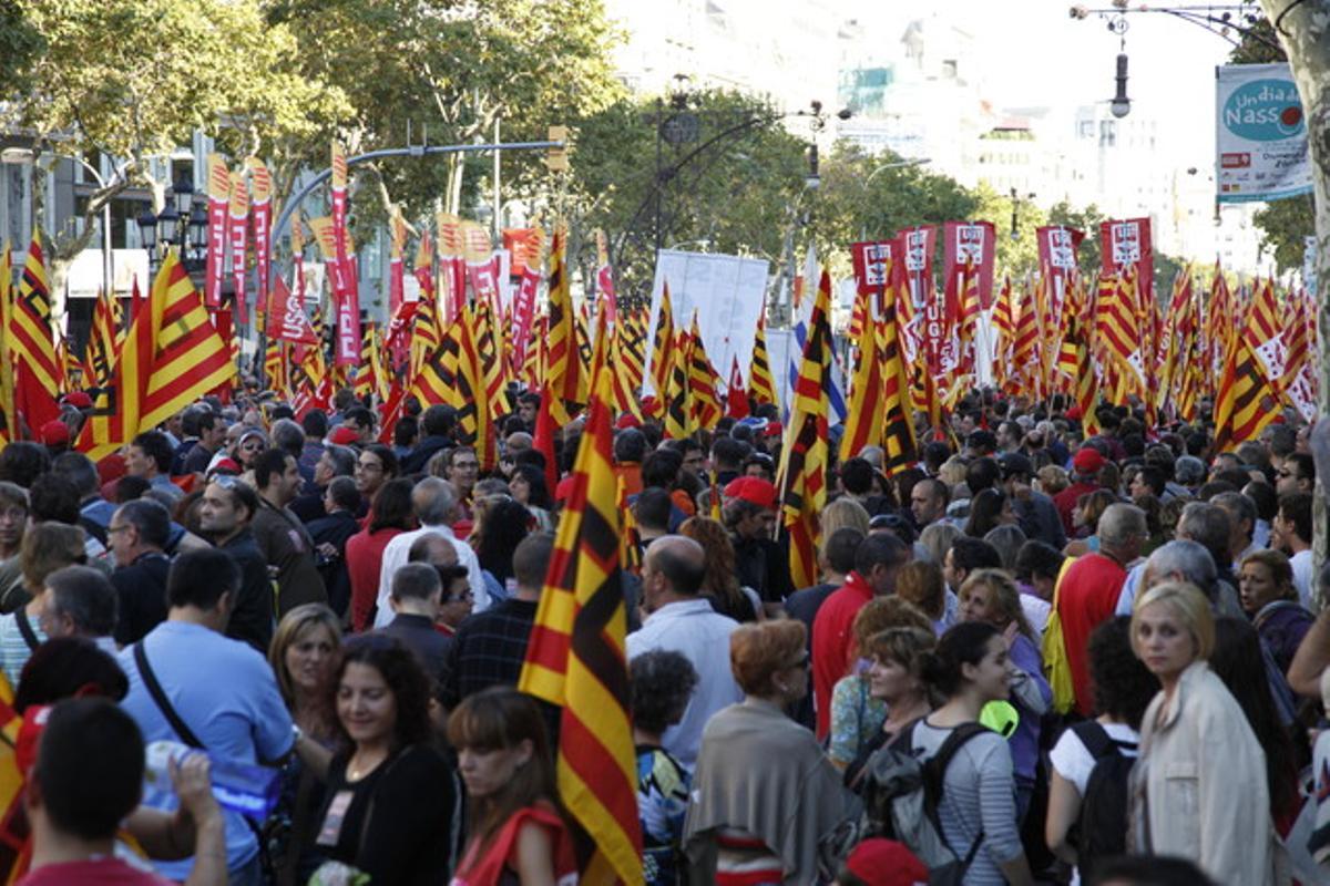 Aspecto de la manifestación en la confluencia entre paseo de Gràcia y Diagonal, esta tarde en Barcelona.