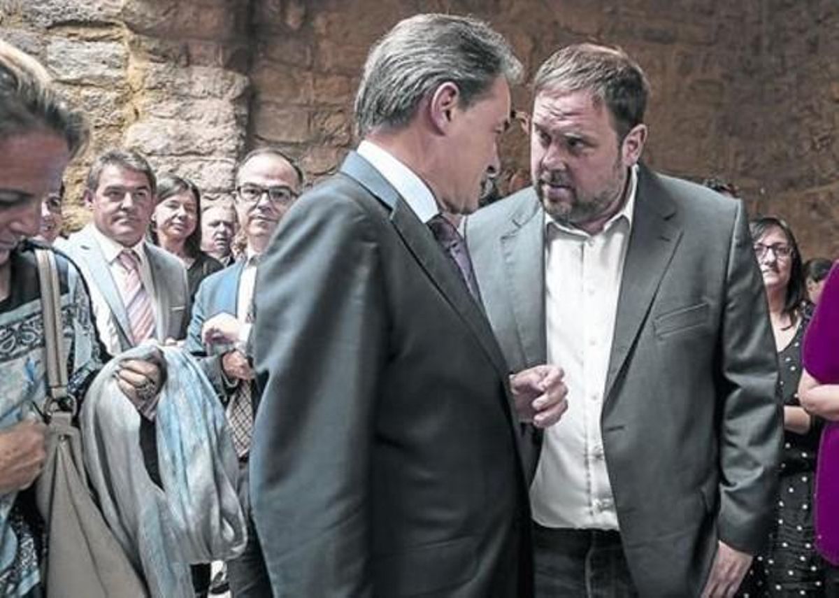 Mas y Junqueras conversan en el acto celebrado el pasado domingo en Cardona. Mas y Junqueras conversan en el acto celebrado el pasado domingo en Cardona.