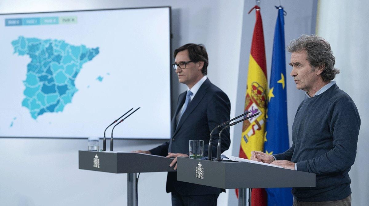 Salvador Illa y Fernando Simón, durante una de sus comparecencias para explicar la gestión de la pandemia de coronavirus desde la Moncloa, el 8 de mayo. Salvador Illa y Fernando Simón, durante una de sus comparecencias para explicar la gestión de la pandemia de coronavirus desde la Moncloa, el 8 de mayo.