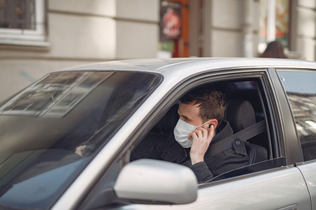 Quitarse la mascarilla en el coche son 500 euros de multa: ¿cierto o falso? Quitarse la mascarilla en el coche son 500 euros de multa: ¿cierto o falso?