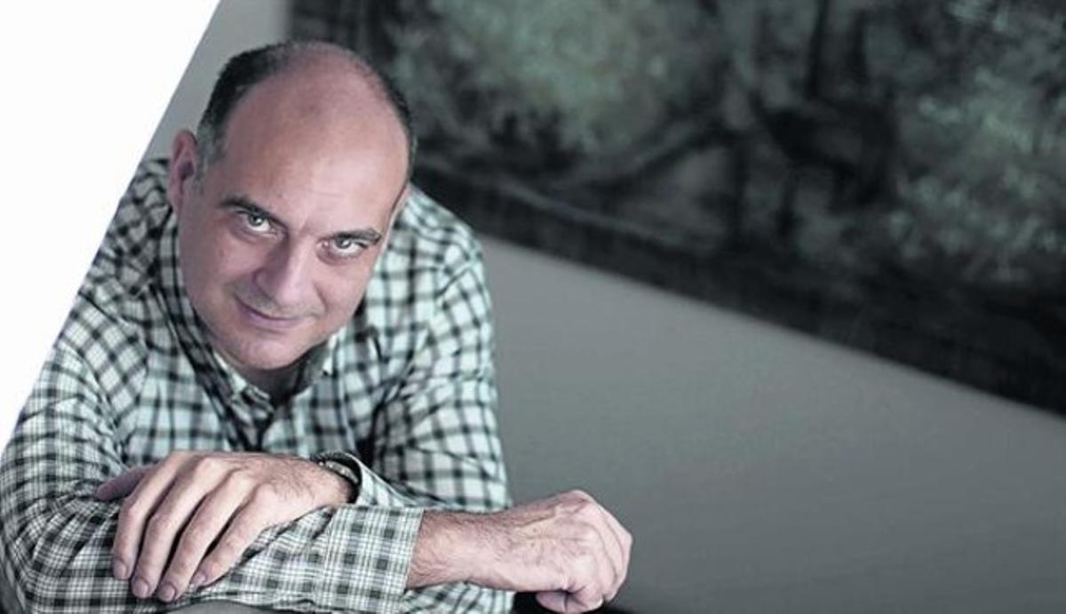 El escritor y periodista barcelonés Xavier Bosch, ganador del Premi Ramon Llull con la novela ’Algú com tú’.