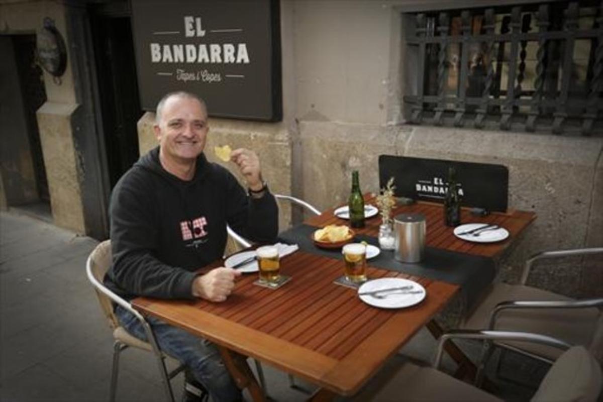 El actor Toni Albà en la terraza del bar El Bandarra.