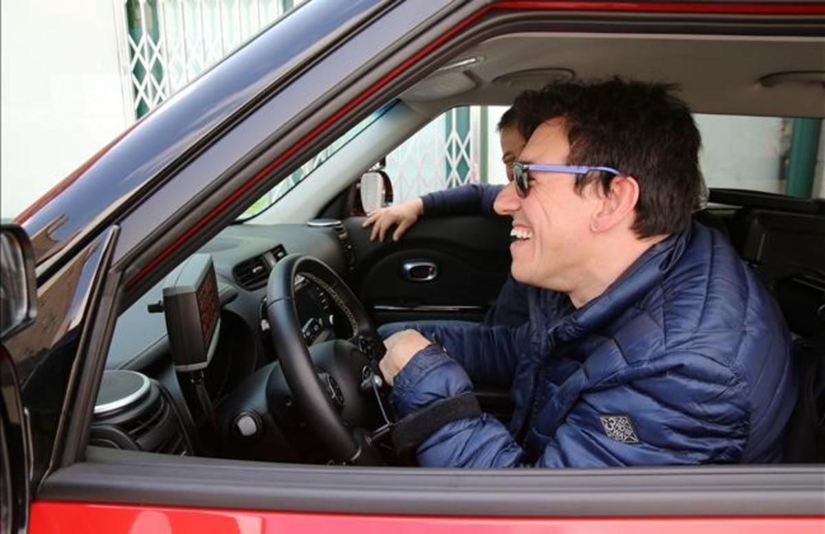 Javier, sonriente, a los mandos del coche de prácticas, el mismo que piensa comprarse si pasa el examen. 