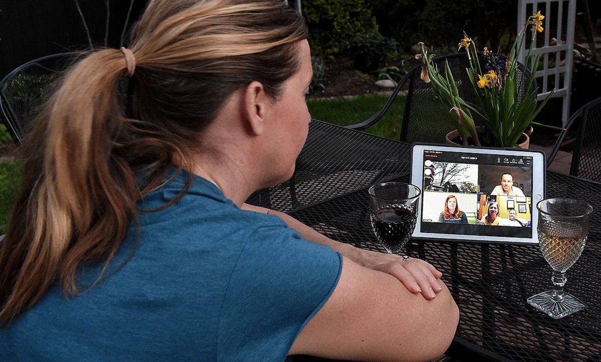 Una mujer conversa con varios amigos gracias a un programa de videollamadas, en Arlington (EEUU), el pasado 8 de abril. Una mujer conversa con varios amigos gracias a un programa de videollamadas, en Arlington (EEUU), el pasado 8 de abril.