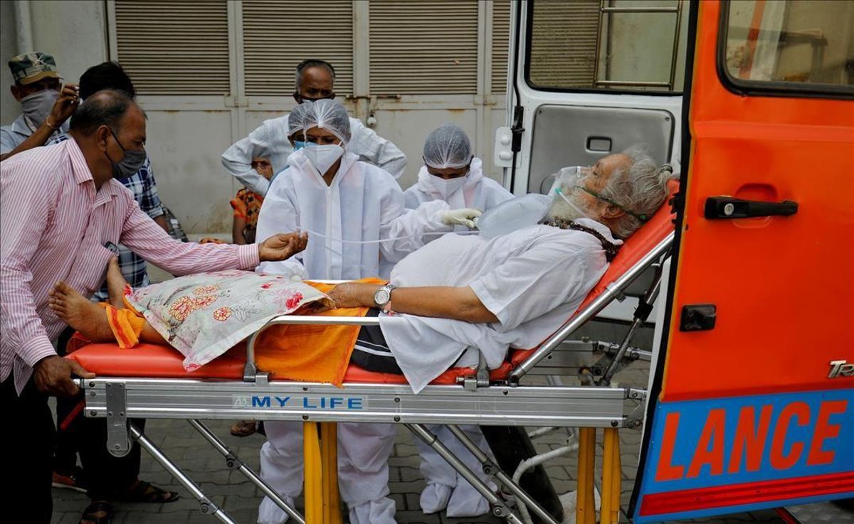 Un paciente enfermo de coronavirus llega a un hospital en Ahmedabad, India. Un paciente enfermo de coronavirus llega a un hospital en Ahmedabad, India.