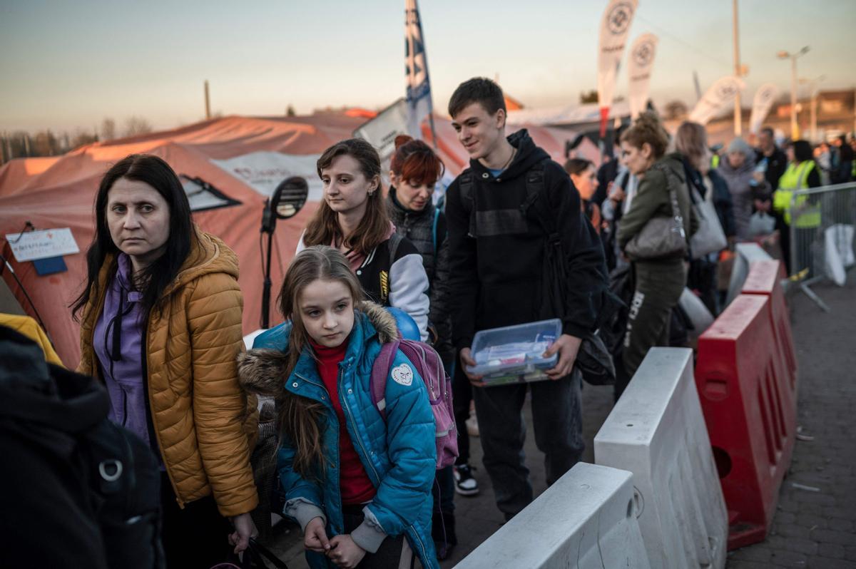 Refugiados ucranianos hacen cola en Medika, tras cruzar la frontera con Polonia.