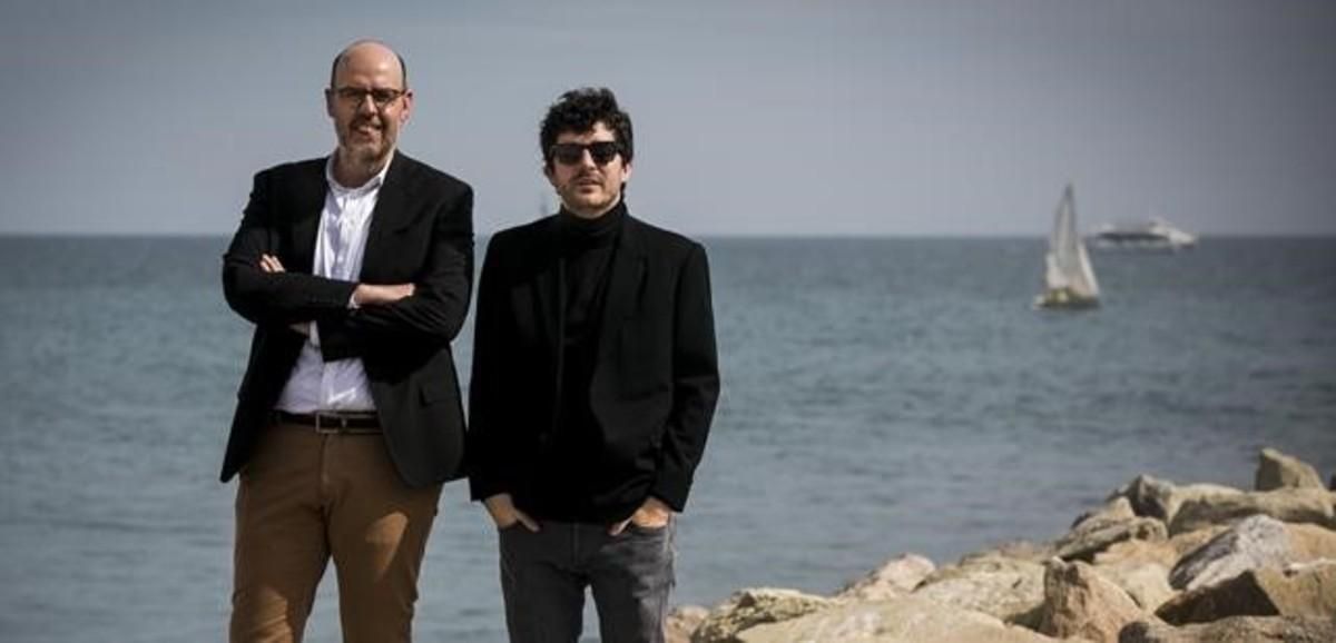 Jordi Basté y Marc Artigau, en la playa de la Barceloneta, presentando su libro ’Un home cau’. Jordi Basté y Marc Artigau, en la playa de la Barceloneta, presentando su libro ’Un home cau’.