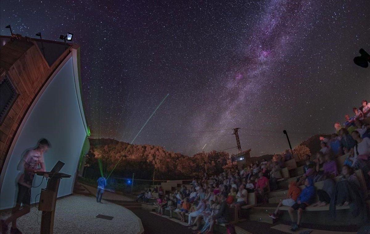 Contemplando los cuerpos celestes desde el observatorio astronómico de Albanyà (Alt Empordà). Contemplando los cuerpos celestes desde el observatorio astronómico de Albanyà (Alt Empordà).