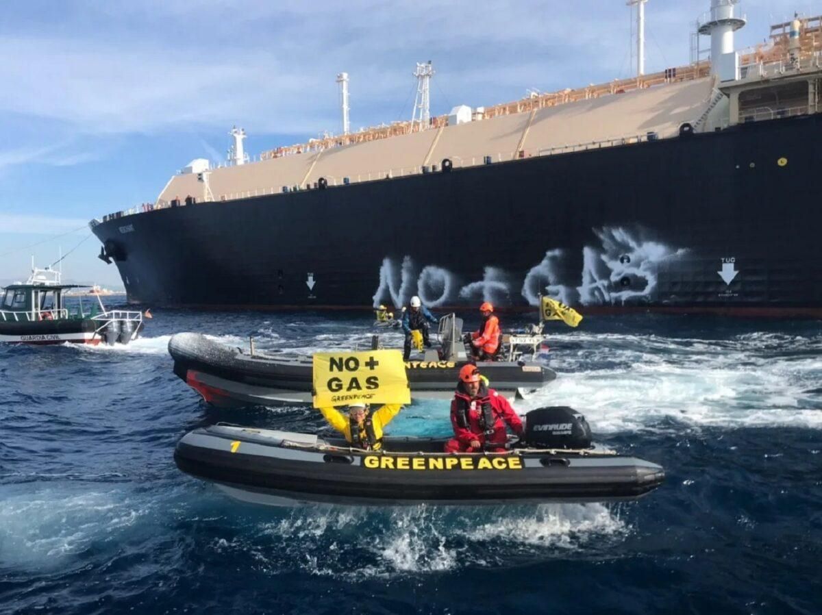 Greenpeace bloquea un buque de gas en el puerto de Sagunto Greenpeace bloquea un buque de gas en el puerto de Sagunto