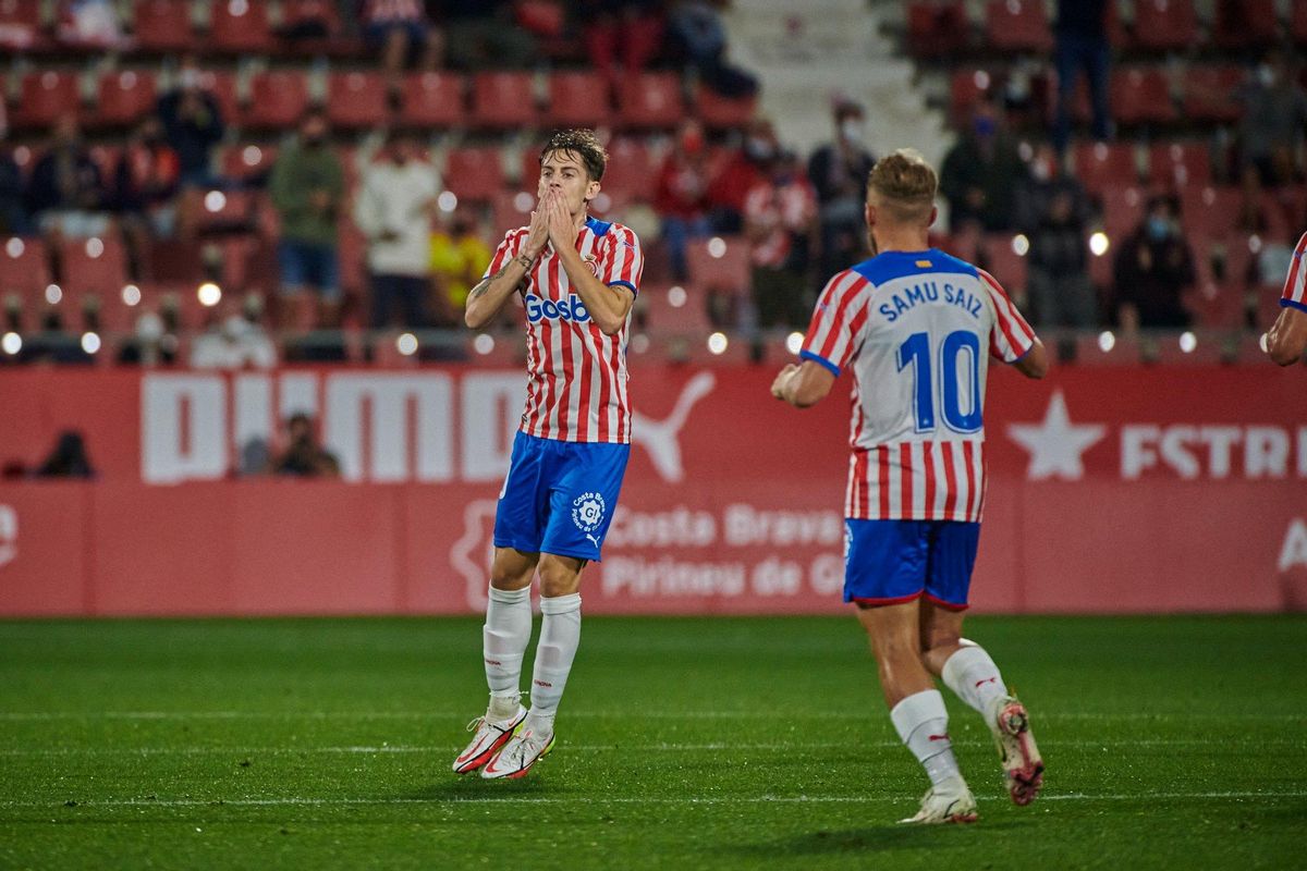 Pol Lozano celebra su soberbio gol en el tramo final del partido con el Sporting. Pol Lozano celebra su soberbio gol en el tramo final del partido con el Sporting.