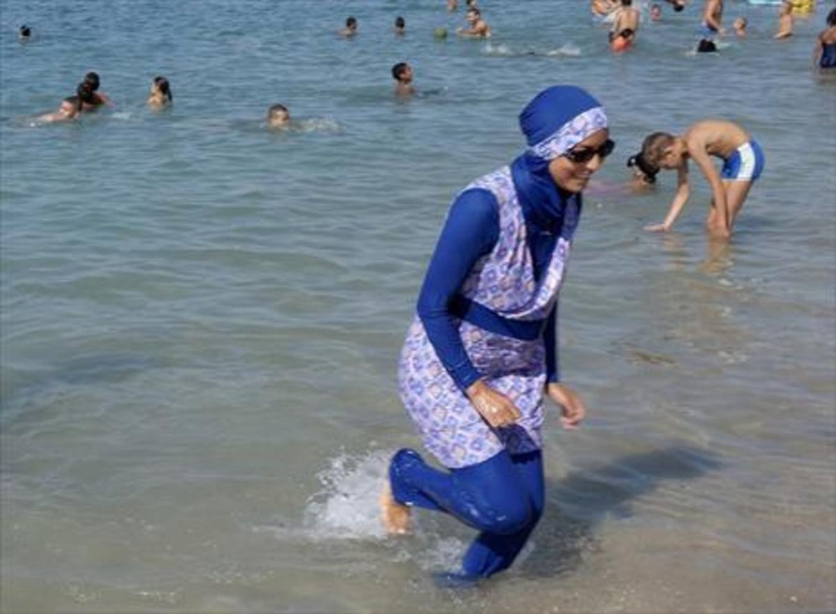 Una mujer con burkini en una playa de Marsella, el sábado. Una mujer con burkini en una playa de Marsella, el sábado.